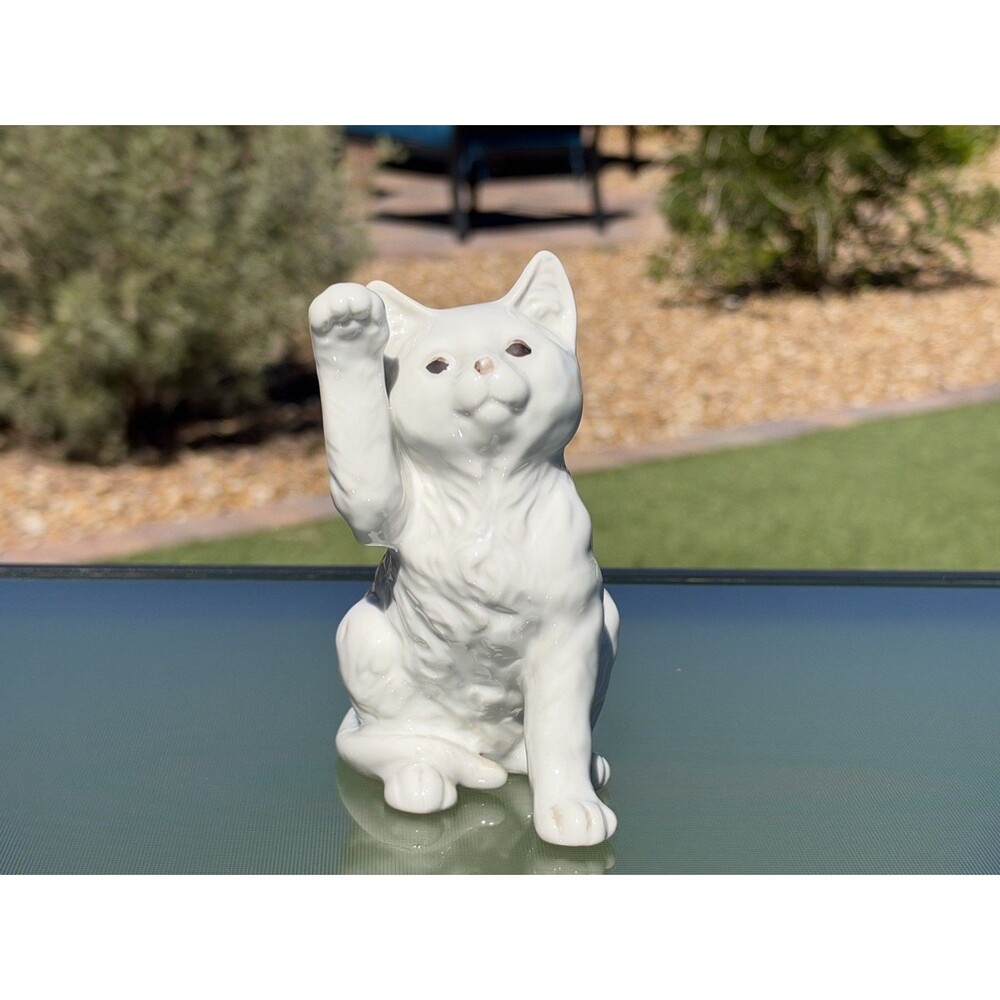 Porcelain Lucky Welcome White Cat FIGURINE FROM TOSCANY Collection Japan 5 1/4"